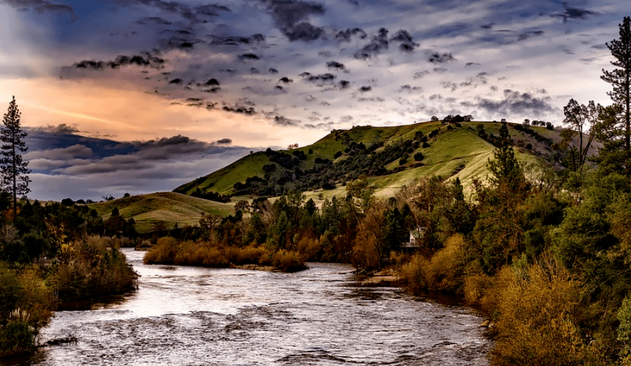 River Hills, California showing a great fishing spot