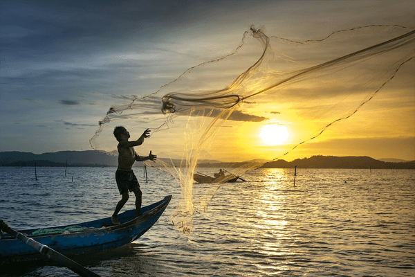 Man meets the sunrise to fish in the ocean